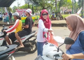 Puluhan Emak-Emak Pati Utara Bagikan Ribuan Nasi Gratis