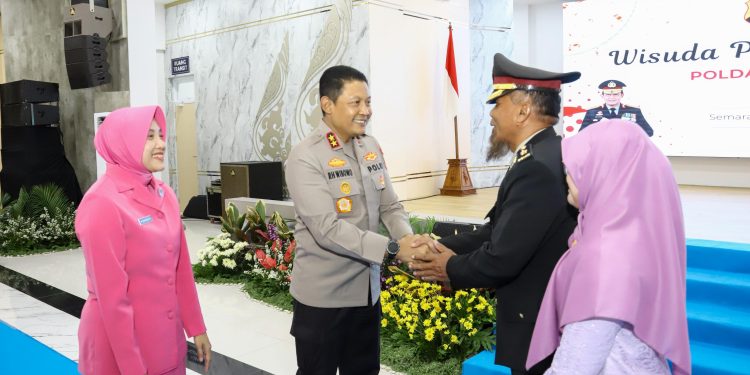 Polda Jateng Gelar Upacara Wisuda Purnabakti, 73 Anggota Polri dan PNS Akhiri Masa Tugas dengan Kehormatan