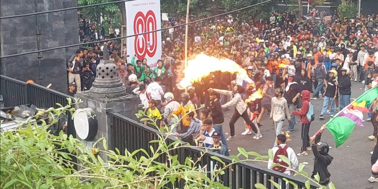 Berakhir Ricuh, Polisi Terpaksa Bubarkan Aksi Unra Anarkis di Depan Mapolda Untuk Lindungi Masyarakat