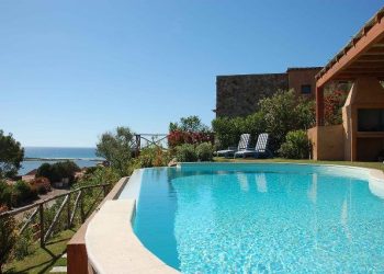 Sumber: https://pixabay.com/photos/swimming-pool-outdoor-hotel-2386261/