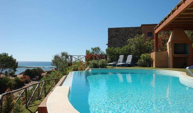 Sumber: https://pixabay.com/photos/swimming-pool-outdoor-hotel-2386261/