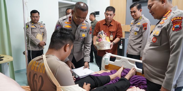 Waka Polda Jateng Beri Dukungan Moril Pada Lima Personel Yang Dirawat Usai Tangani Kerusuhan di Semarang