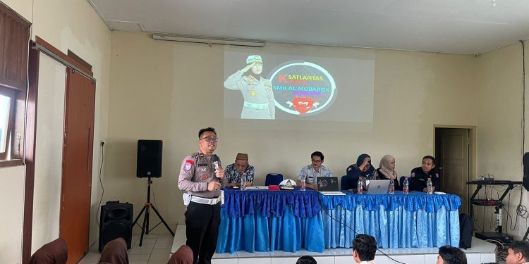 Unit Kamsel Satlantas Polres Rembang Berikan Sosialisasi Tertib Berlalu Lintas dan Pencegahan Kenakalan Remaja di SMK Al Mubarok