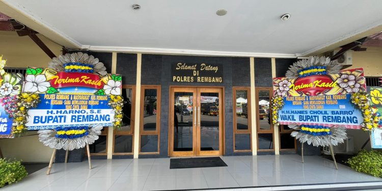 Ratusan Karangan Bunga Apresiasi Banjiri Polres Rembang