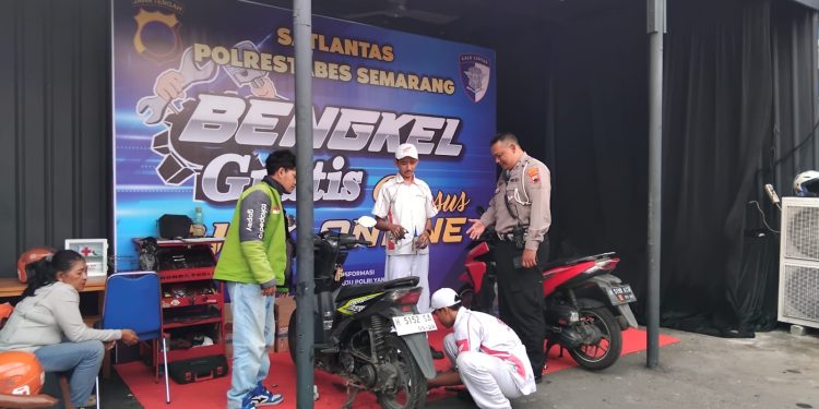 Satlantas Polrestabes Semarang Gelar Servis Gratis untuk Ojek Online di Simpang Lima