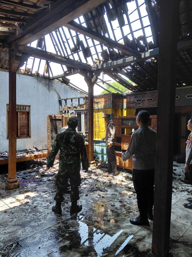 Rumah Warga Desa Ngetuk Terbakar, Polsek Gunungwungkal Sigap Lakukan Penanganan
