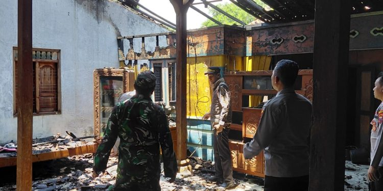 Rumah Warga Desa Ngetuk Terbakar, Polsek Gunungwungkal Sigap Lakukan Penanganan
