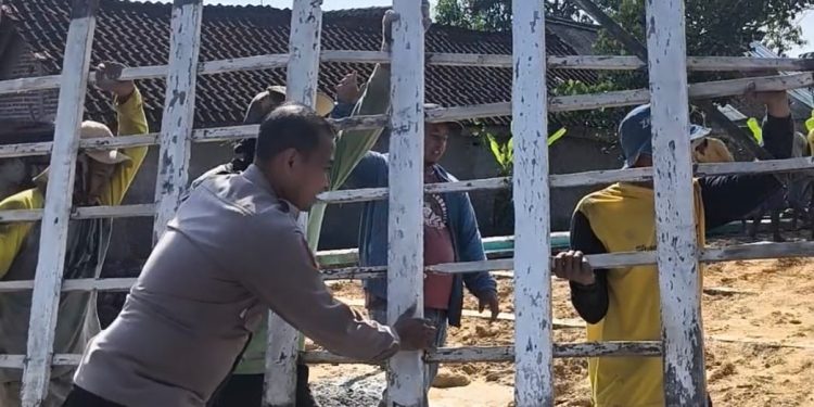 Pupuk Rasa Gotong Royong Di Desa, Bhabinkamtibmas Polres Blora Ikut Tradisi Sambatan