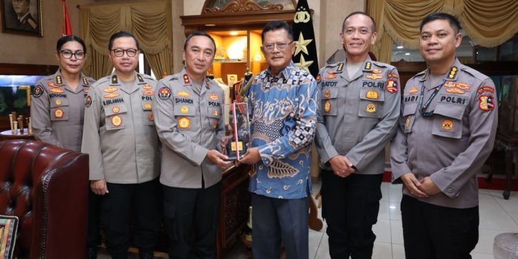 Jajaran Divhumas Polri Laksanakan Anjangsana ke Jend Pol (Purn) Da’i Bachtiar