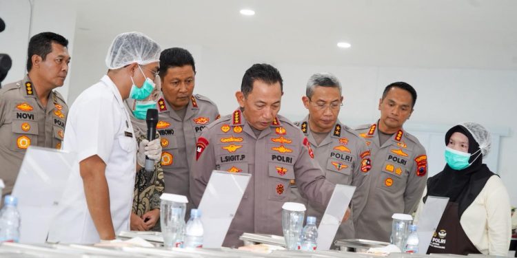 Pastikan Mutu dan Kualitas Produk Makanan SPPG Polri, Kapolri Cek Langsung Proses Food Security Test di SPPG Gedawang