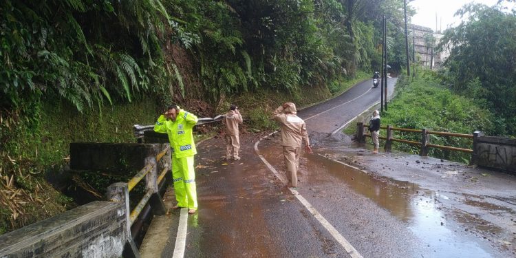 Polsek Baturraden Polresta Banyumas Cepat Tangani Longsor di Jalan Raya Kemutug Lor – Karangsalam Lor