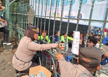 Momen Simpatik Petugas Warnai Pengamanan Humanis Aksi Unjuk Rasa Mahasiswa di Depan Kantor Gubernur Jateng