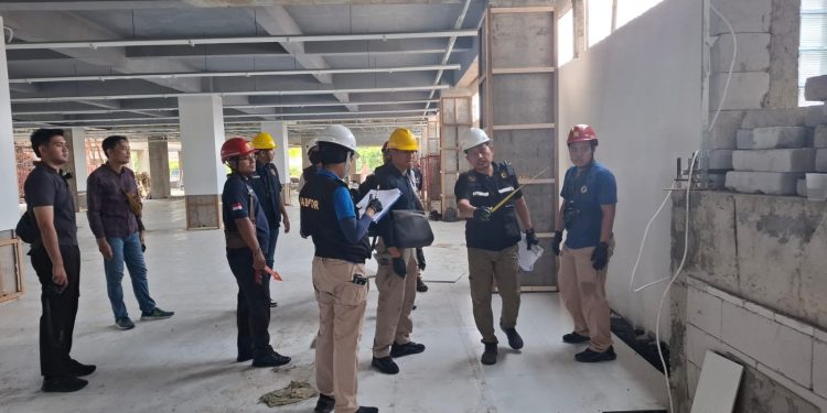 Labfor Polda Jateng Olah TKP Bangunan Roboh Timpa Kantor PLN Purbalingga