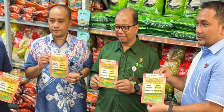 Pastikan Harga Beras Tetap Terjangkau, Tim Satgas Pangan Polda Jateng Tempel Stiker HET Beras Medium dan Premium di Pertokoan Modern