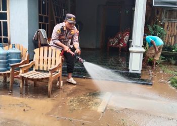 Polresta Pati Terjun Langsung Bantu Warga yang Terdampak Banjir