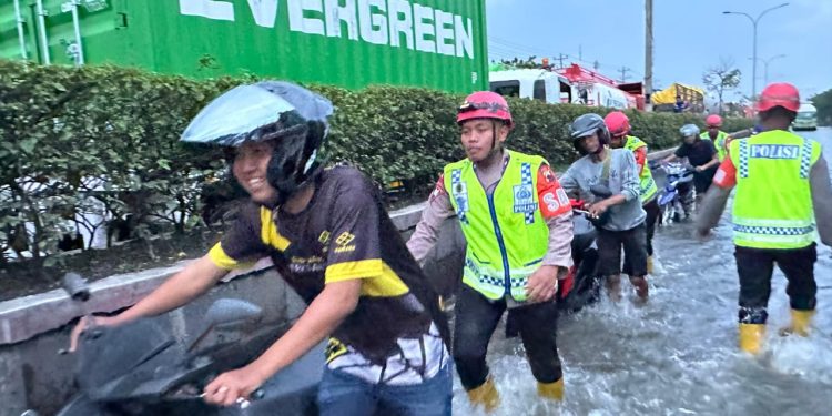 Terjang Banjir Demi Warga, Personel Brimob Polda Jateng Hadirkan Rasa Aman Bagi Masyarakat di Tengah Bencana