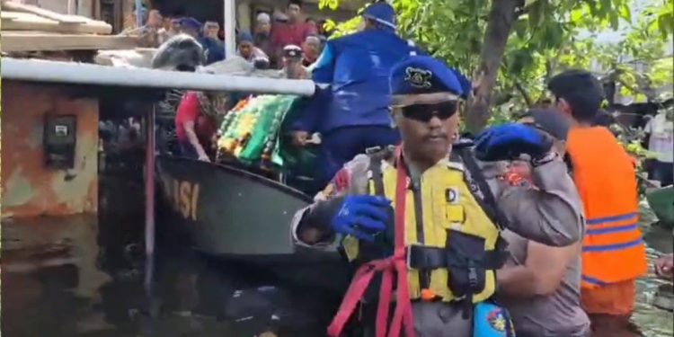 Tim Sar Ditpolairud Polda Jateng Bantu Pemakaman Almarhumah Kaslimah