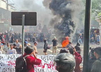 Sempat Bakar Ban di Samping Alun-Alun Pati, Massa Pro Pemakzulan Diminta Polisi Tetap Tertib