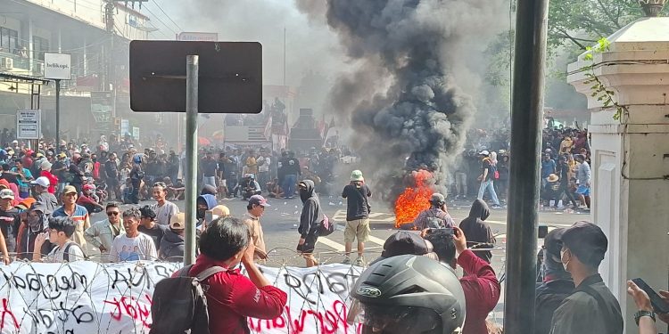 Sempat Bakar Ban di Samping Alun-Alun Pati, Massa Pro Pemakzulan Diminta Polisi Tetap Tertib
