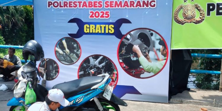Bantu Pengendara Terdampak Banjir di Genuk, Polrestabes Semarang Dirikan Bengkel Lapangan