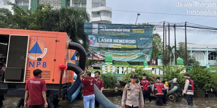 Hari ke-6 Kaligawe Masih Digenangi Banjir, Polrestabes Semarang dan Polda Jateng Terus Bantu Warga