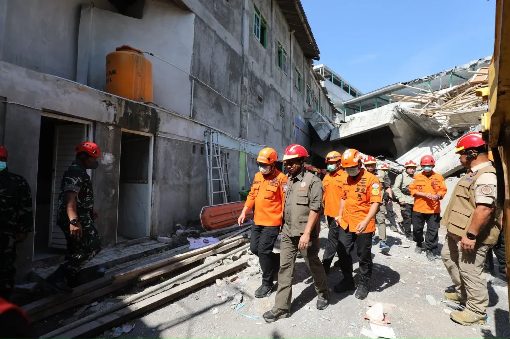 Robohnya Gedung Ponpes Al Khoziny Sidoarjo Jatim, BNPB: SAR Masih Cari 91 Santri