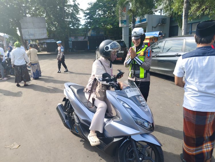 Bukan Razia, Satlantas Pati Hadiah Susu Kotak untuk Pengendara Tertib Berlalu Lintas