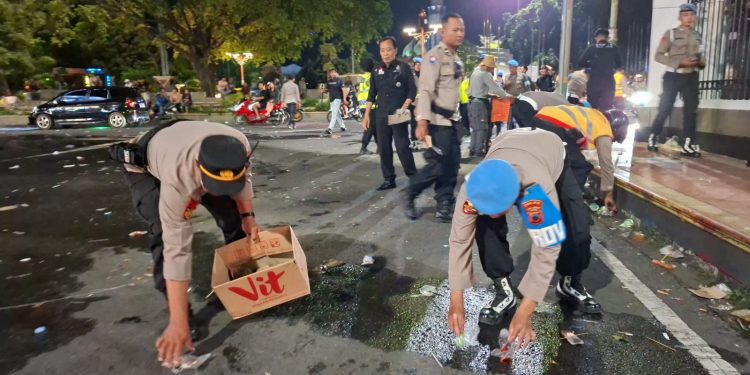 Aksi Kawal Sidang Paripurna Berakhir Tertib, Petugas Bersihkan Jalan dan Sisa Pembakaran di Depan Kantor Bupati Pati