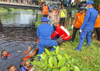 Polres Pekalongan Kota dan Tim SAR Gabungan Berhasil Evakuasi Wanita Diduga Bunuh Diri di Jembatan Loji Pekalongan