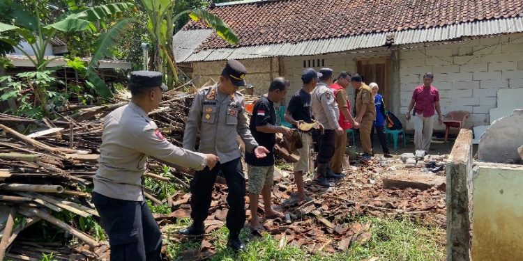 Polres Kebumen Salurkan Bantuan untuk Korban Rumah Roboh di Rowokele