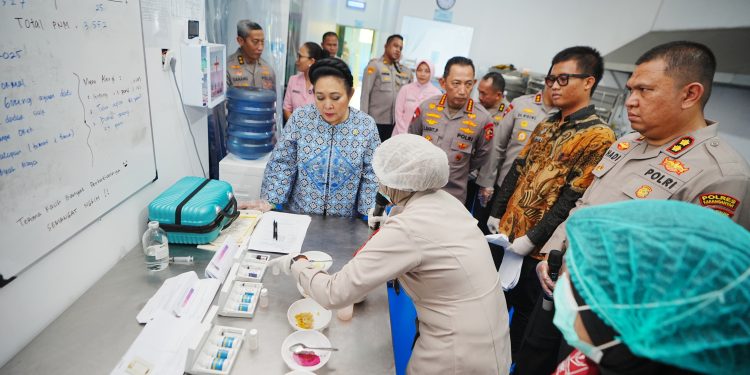Kapolri dan Ketua Komisi IV DPR Tinjau SPPG YKB Polres Karanganyar, Dukung Penuh Program MBG