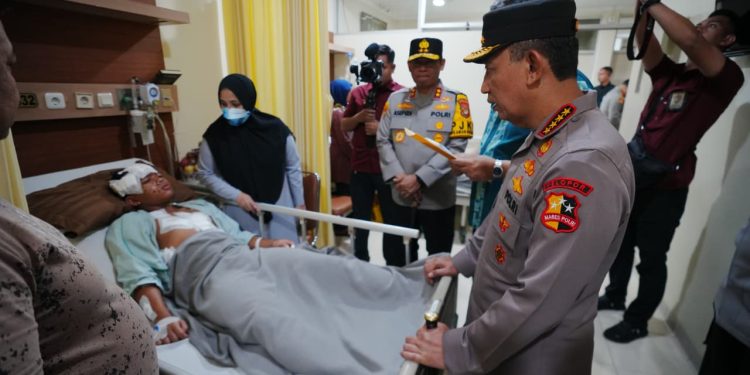 Kapolri Listyo Sigit Kunjungi Korban Ledakan SMAN 72 di RSI Cempaka Putih