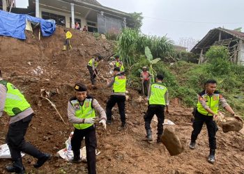 Sinergi Polres Temanggung dan Masyarakat Bersihkan Material Longsor Di Bulu, Contoh Nyata Dari Semangat Kebersamaan
