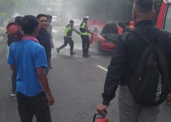 Mobil Sedan Terbakar di Depan Kantor Kejaksaan Wonogiri, Polisi Sigap Bantu Padamkan Api