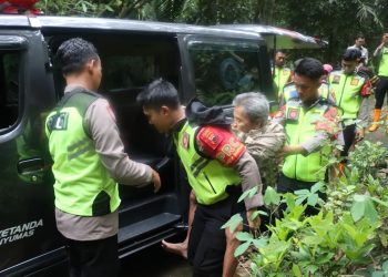Polsek Sumpiuh Polresta Banyumas Evakuasi 35 Warga Terdampak Tanah Bergerak di Desa Ketanda Bersama Tim Gabungan