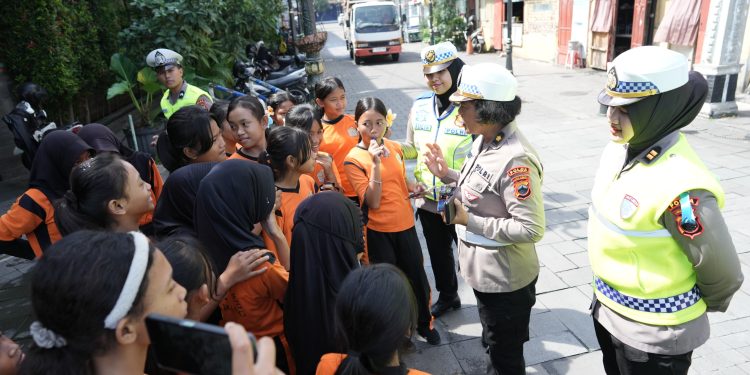 Pengunjung Kawasan Wisata Kota Lama Semarang Diajak Tertib Berlalulintas Petugas Gabungan Operasi Zebra Candi 2025