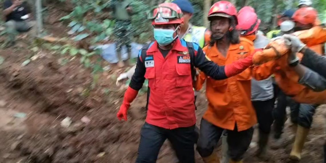 Dibantu Unit K9 Polisi, Tim SAR Gabungan Kembali Temukan 1 Korban Longsor Cilacap