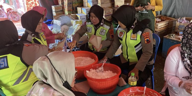 Bawakan Selimut dan Sembako Bagi Pengungsi, Polres Purbalingga Kembali Hadir untuk Warga Terdampak Bencana