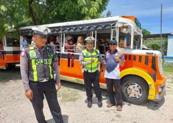 Satgas Turjawali Ops Zebra Candi 2025 Berikan Binluh Keselamatan kepada Pengemudi Kereta Kelinci di Rembang