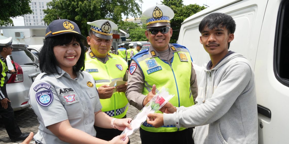 Petugas Gabungan Operasi Zebra Candi 2025 Gelar Sosialisasi Tertib Berlalulintas, Bagikan Souvenir dan Hadirkan Samsat Keliling