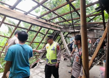 Sinergi TNI Polri Bantu Warga Bersihkan Puing Longsor