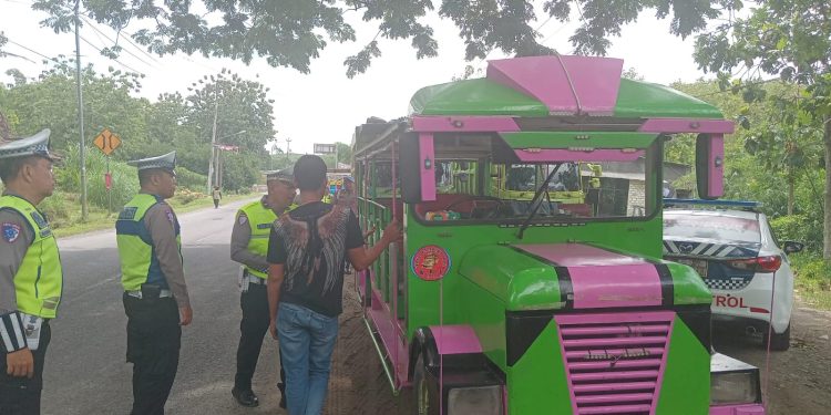Utamakan Aman, Satlantas Polres Rembang Bina Pengemudi Kereta Kelinci