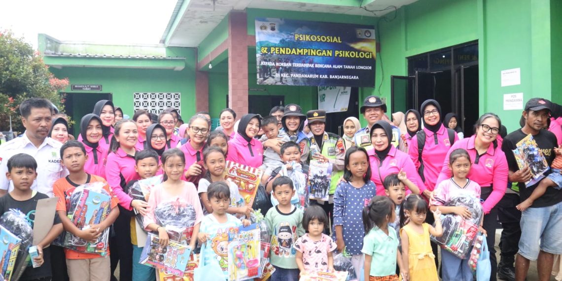 Peduli Korban Longsor Banjarnegara, Ketua Umum Bhayangkari Kunjungi Para Pengungsi