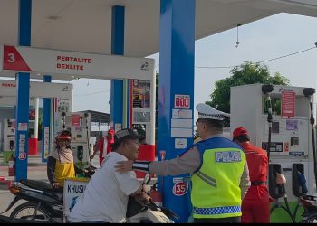 Dikmas Lantas Satlantas Rembang Sasar Pengguna Jalan di SPBU PT. PWI, Edukasi Tertib Berlalu Lintas & Taat Pajak