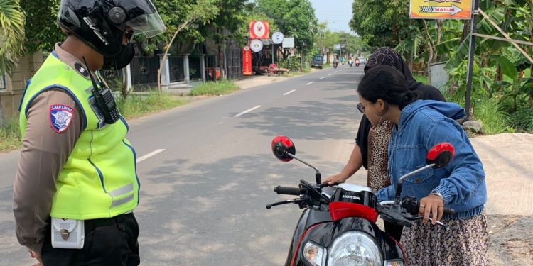 Dalam Rangka Ops Zebra 2025, Satlantas Polres Rembang Tegur Pengendara yang Tidak Lengkapi Peralatan Keselamatan