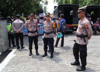 Polres Rembang Amankan Jalannya Aksi Unjuk Rasa FMPLP di DPRD dan Kantor Bupati