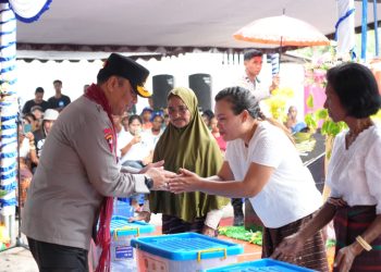 Wakapolri Bersama Perwakilan Akpol ’90 Dhira Brata Resmikan Sumur Bor dan Serahkan Bantuan untuk Pengungsi Lewotobi di Huntara II Konga