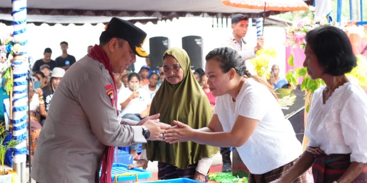 Wakapolri Bersama Perwakilan Akpol ’90 Dhira Brata Resmikan Sumur Bor dan Serahkan Bantuan untuk Pengungsi Lewotobi di Huntara II Konga