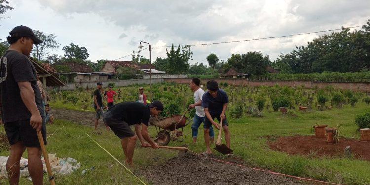 Sambut Bulan Rajab, Warga Dukuh Kethekputih dan Weron Kerigan Bersihkan Makam