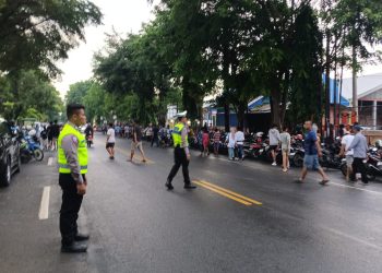 Satlantas Polres Rembang Laksanakan Pengamanan Arus Lalu Lintas Gelaran Sepak Bola di Stadion Krida